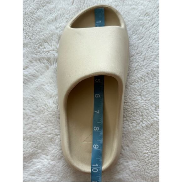 Yeezy slides unisex bone color size 7M Authentic